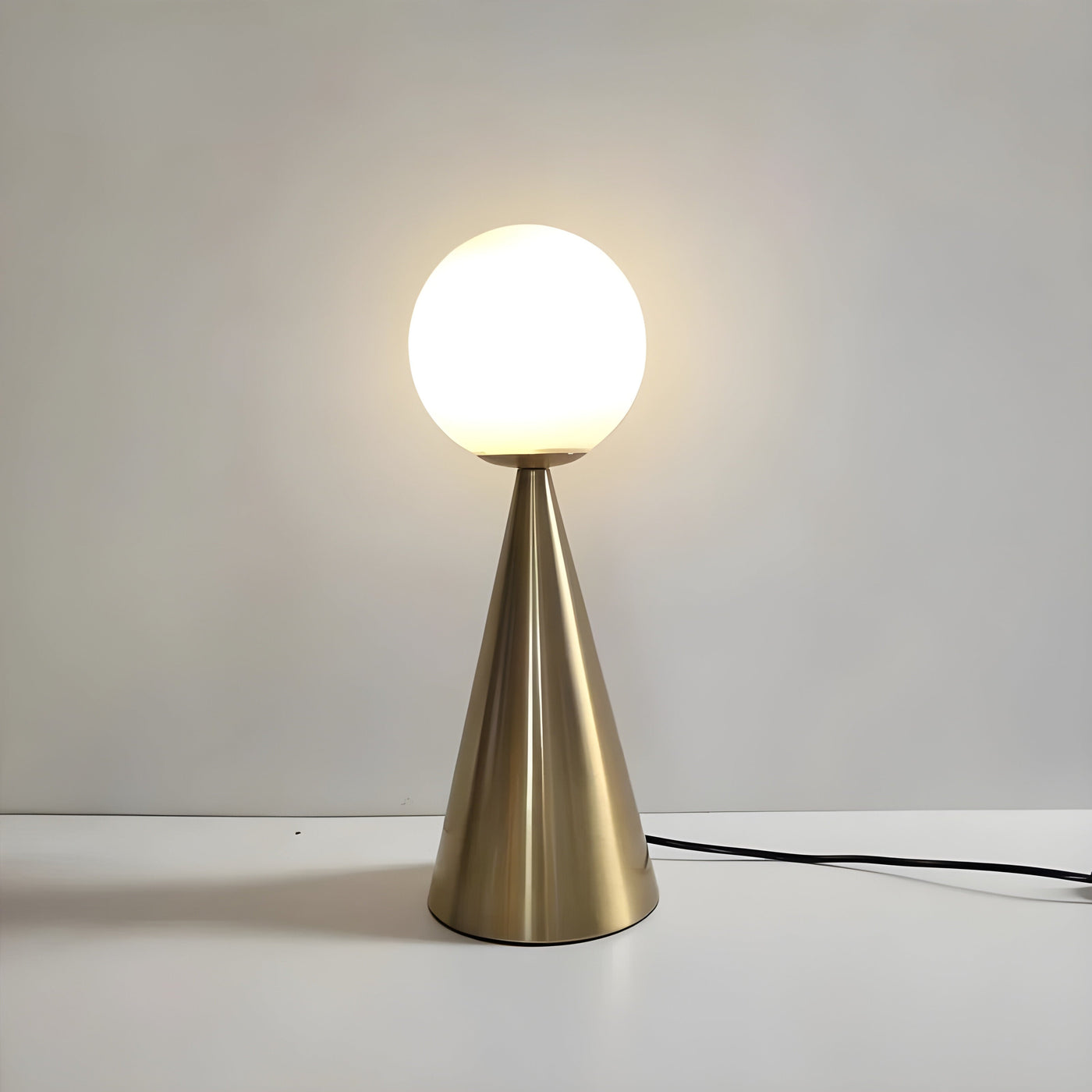 LuxeCone Light - Dekorative Kegelleuchte aus Goldglas