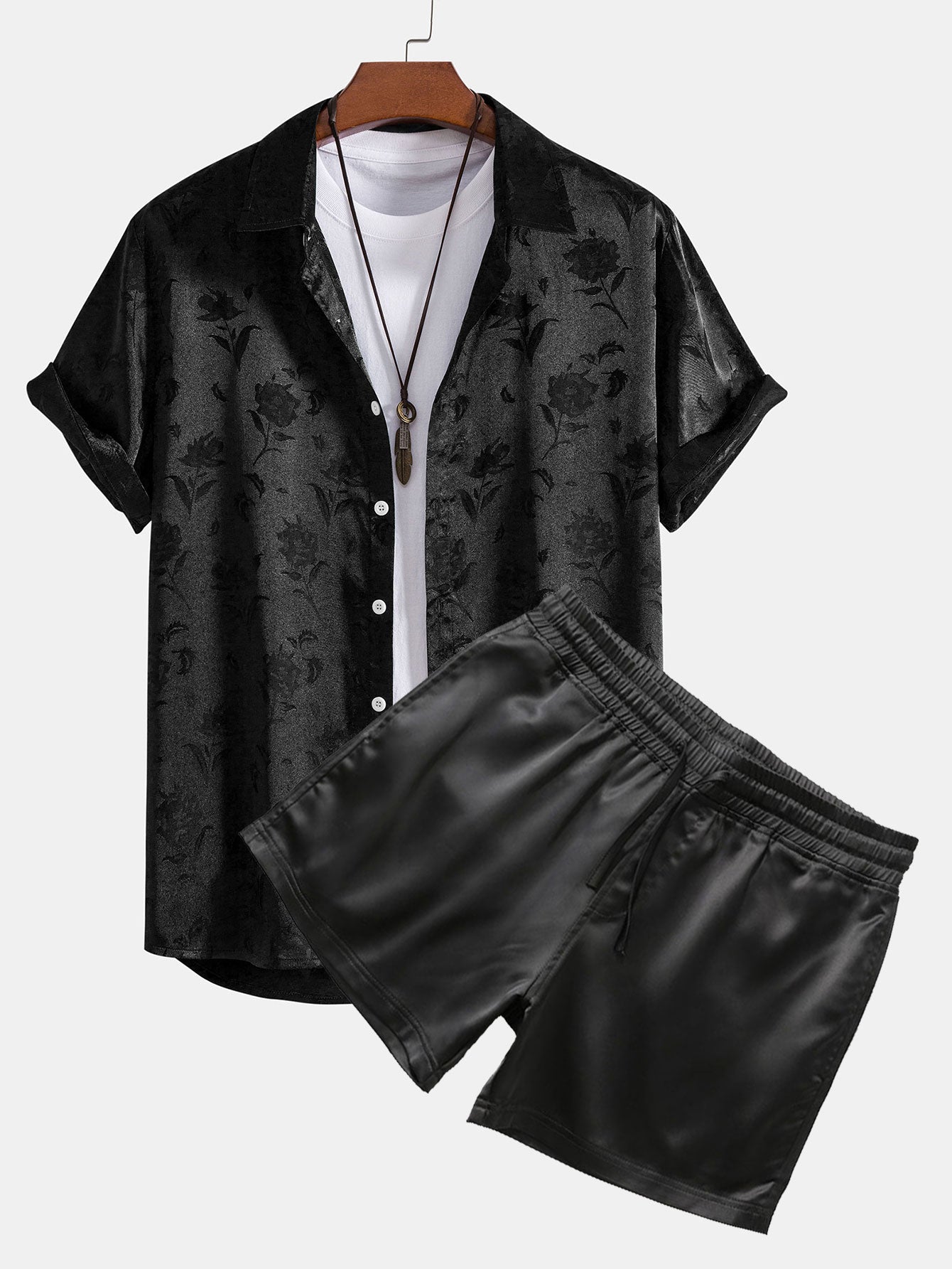 Geblümtes Satin-Shirt und 3-Zoll-Satin-Shorts.