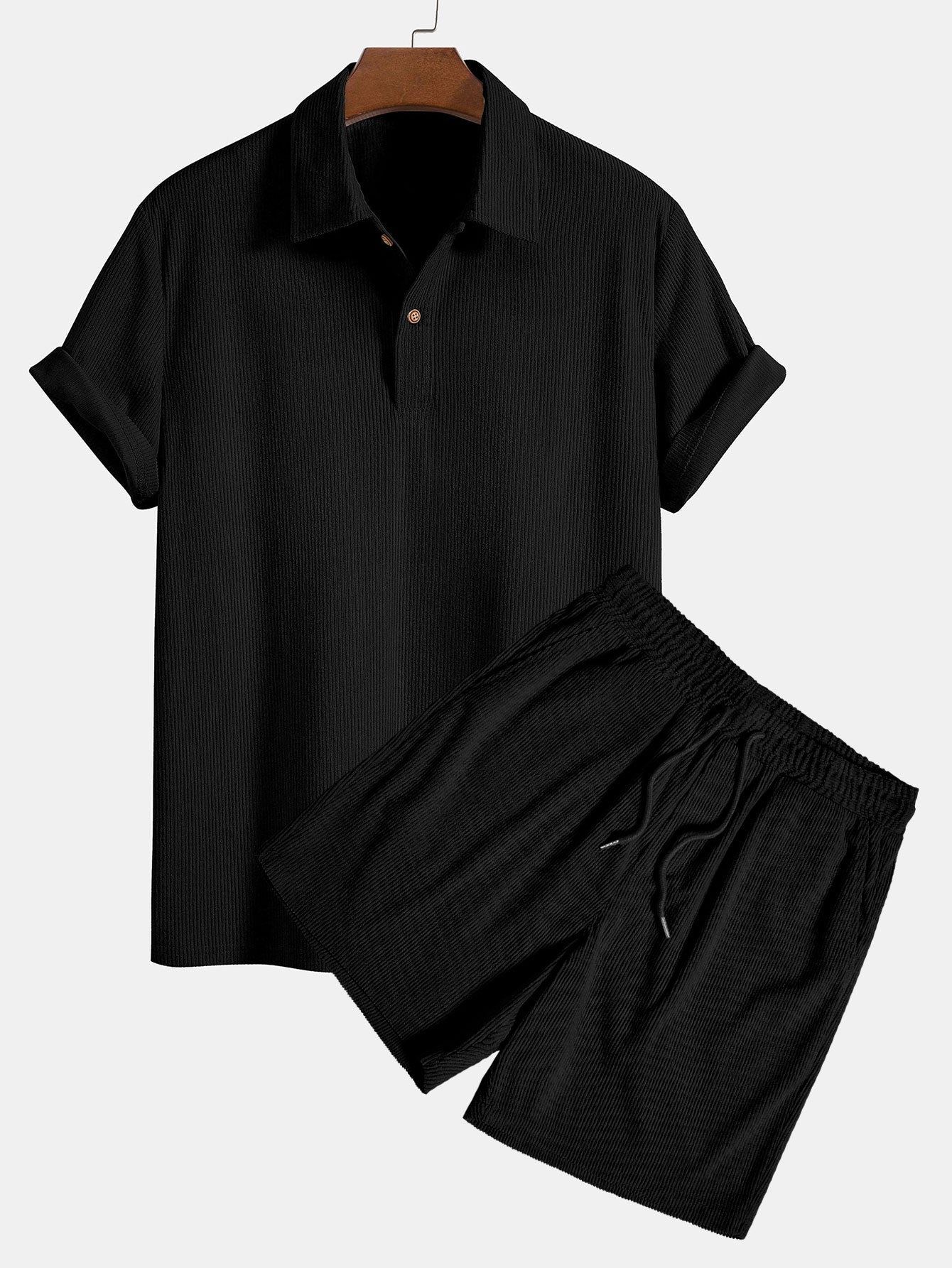 Kurzärmeliges Poloshirt aus Samt und Shorts aus Samt.