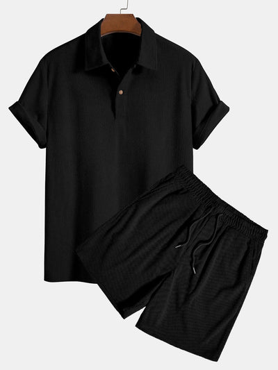 Kurzärmeliges Poloshirt aus Samt und Shorts aus Samt.