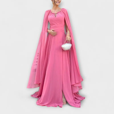 Mabel - Elegantes Maxikleid mit Cape-Ärmeln und hohem Schlitz" 

Rewritten: "Mabel - Stilvolles Maxikleid mit schwingenden Cape-Ärmeln und verführerischem Schlitz