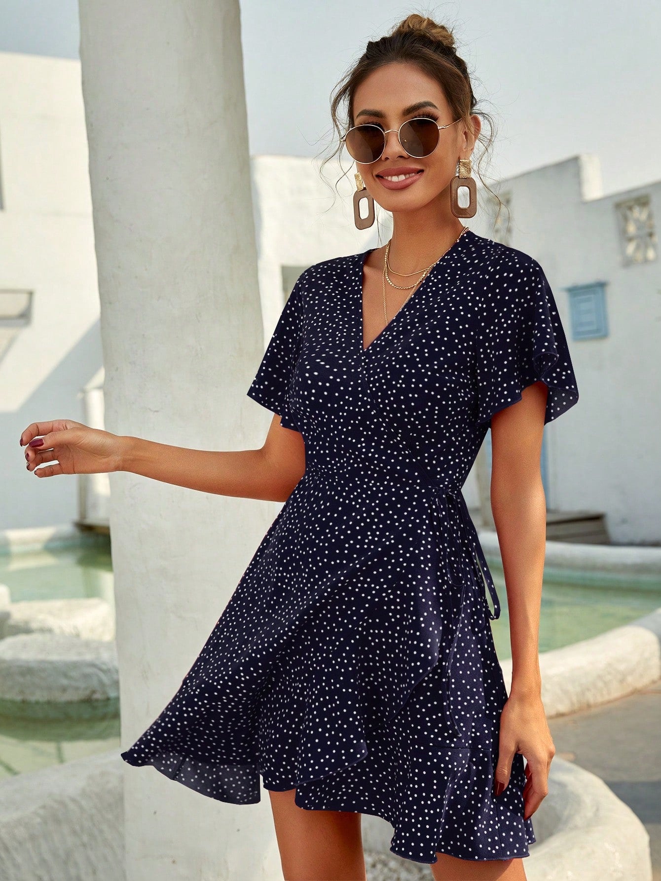 Rotes Wickelkleid mit Punkten – Sommerliches Kurzkleid mit Volants