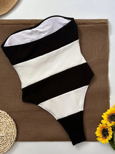 Schulterfreier Einteiler mit Kontraststreifen & High-Leg Cut