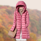 Leonie | Damen Glänzende Lange Steppjacke mit Kapuze in Rosa