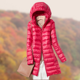 Leonie | Damen Glänzende Lange Steppjacke mit Kapuze in Rot