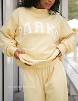 Damen Varsity Sweatshirt in Pastellgelb mit Weißen Buchstaben