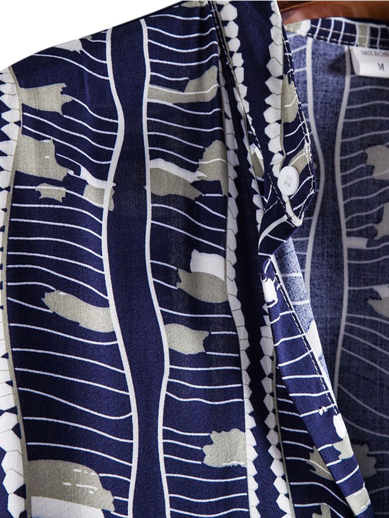 Shirt mit Wellenmuster und vertikalem Kragen