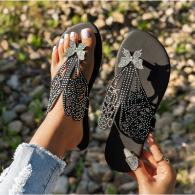 Papillon™ – Schmetterlingsverzierte Sommerschlappen