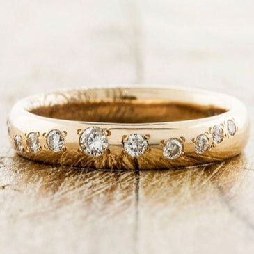 Mit glitzernden Diamanten besetzter Ring in Altgold