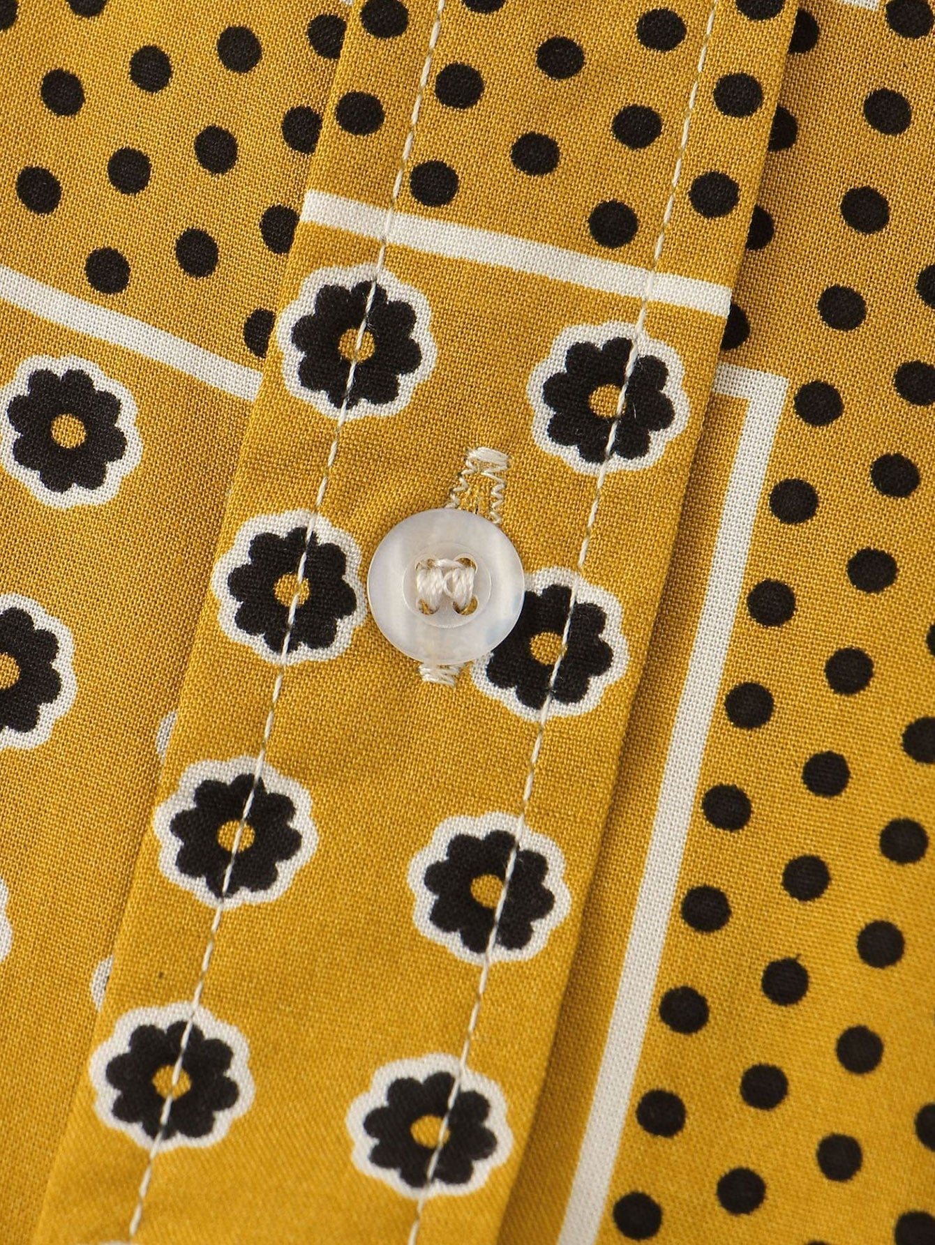 Polka-Dot-Shirt mit Blumenmuster und Buttonfverschluss