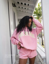 Damen Varsity Sweatshirt in Rosa mit Cremefarbenen Buchstaben