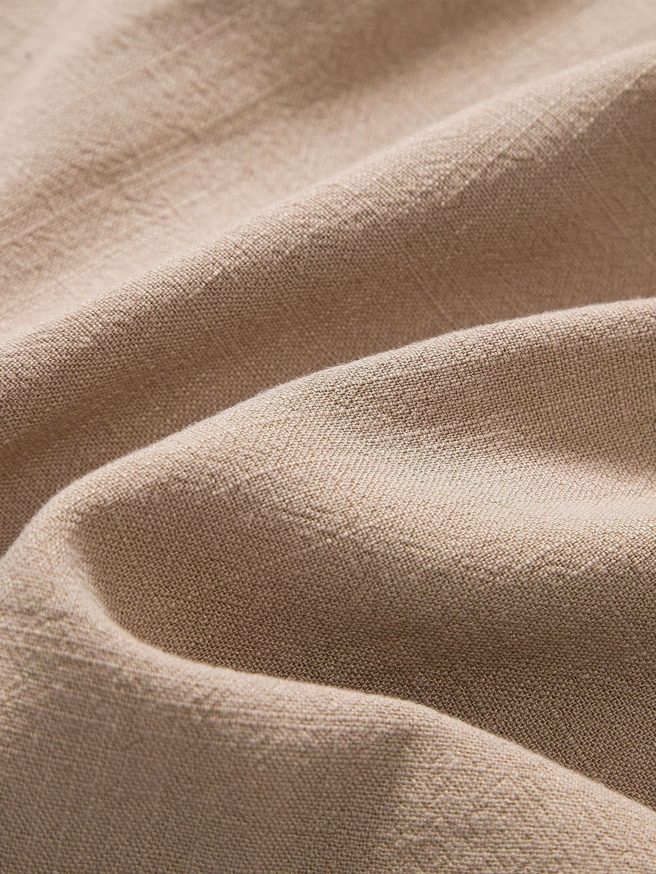 Hemd mit Stehkragen aus einer Leinen-Viskose-Mischung und Leinenhose mit geradem Bein