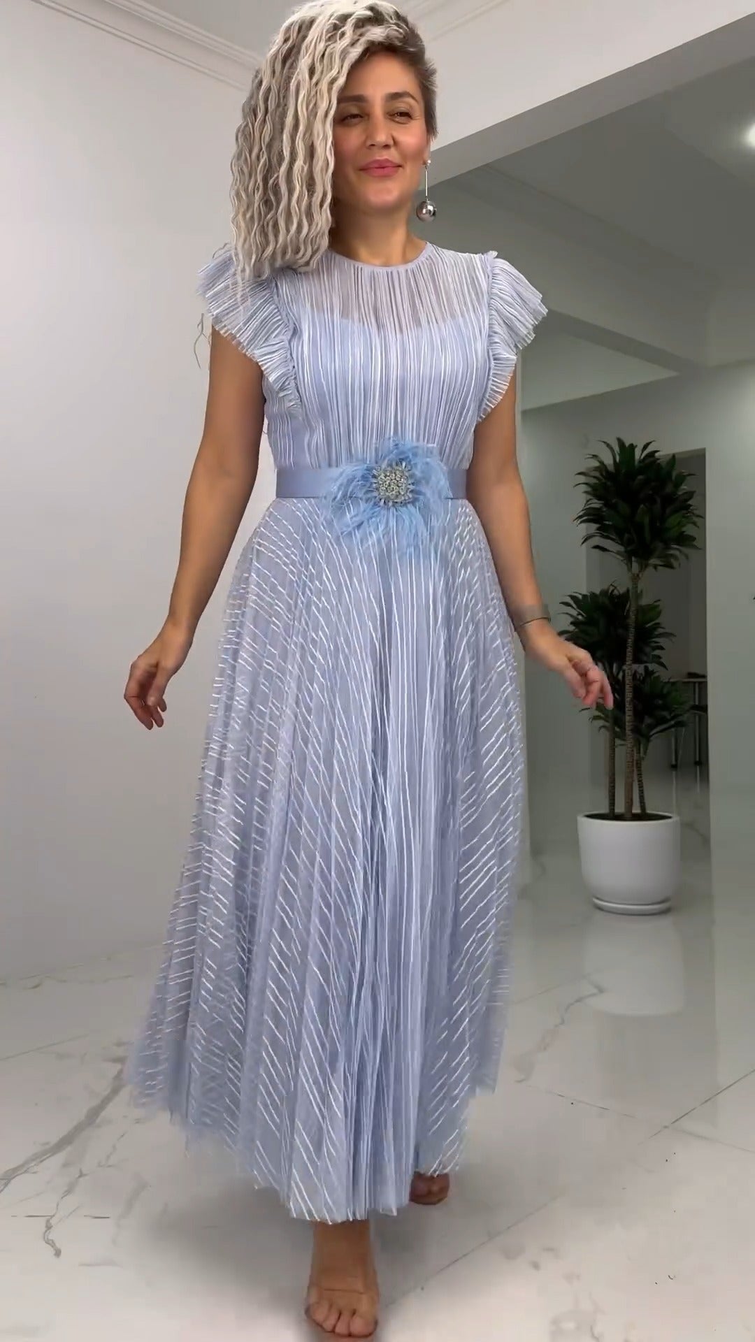 KEVI - PLISSIERTES MAXIKLEID MIT GÜRTEL