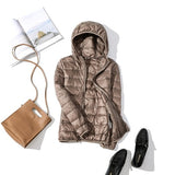 Kerstin | Damen Modische Glänzende Kurze Winterjacke in Khakifarbene Kapuze
