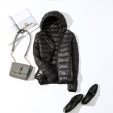 Kerstin | Damen Modische Glänzende Kurze Winterjacke in Schwarze Kapuze
