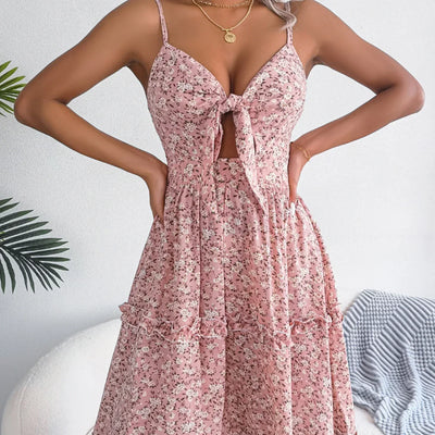 Jurk met vierkante halslijn en vetersluiting