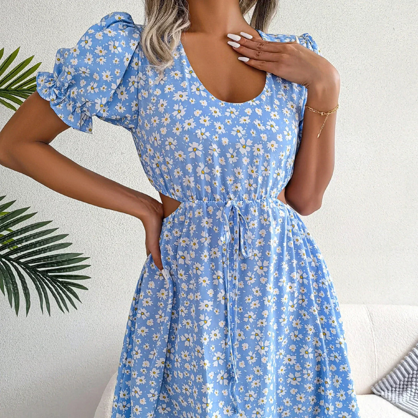 Jurk met vierkante halslijn en vetersluiting