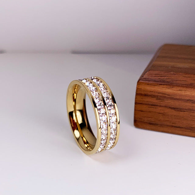 Eleganter Ring mit doppelter Zirkonia-Einlage