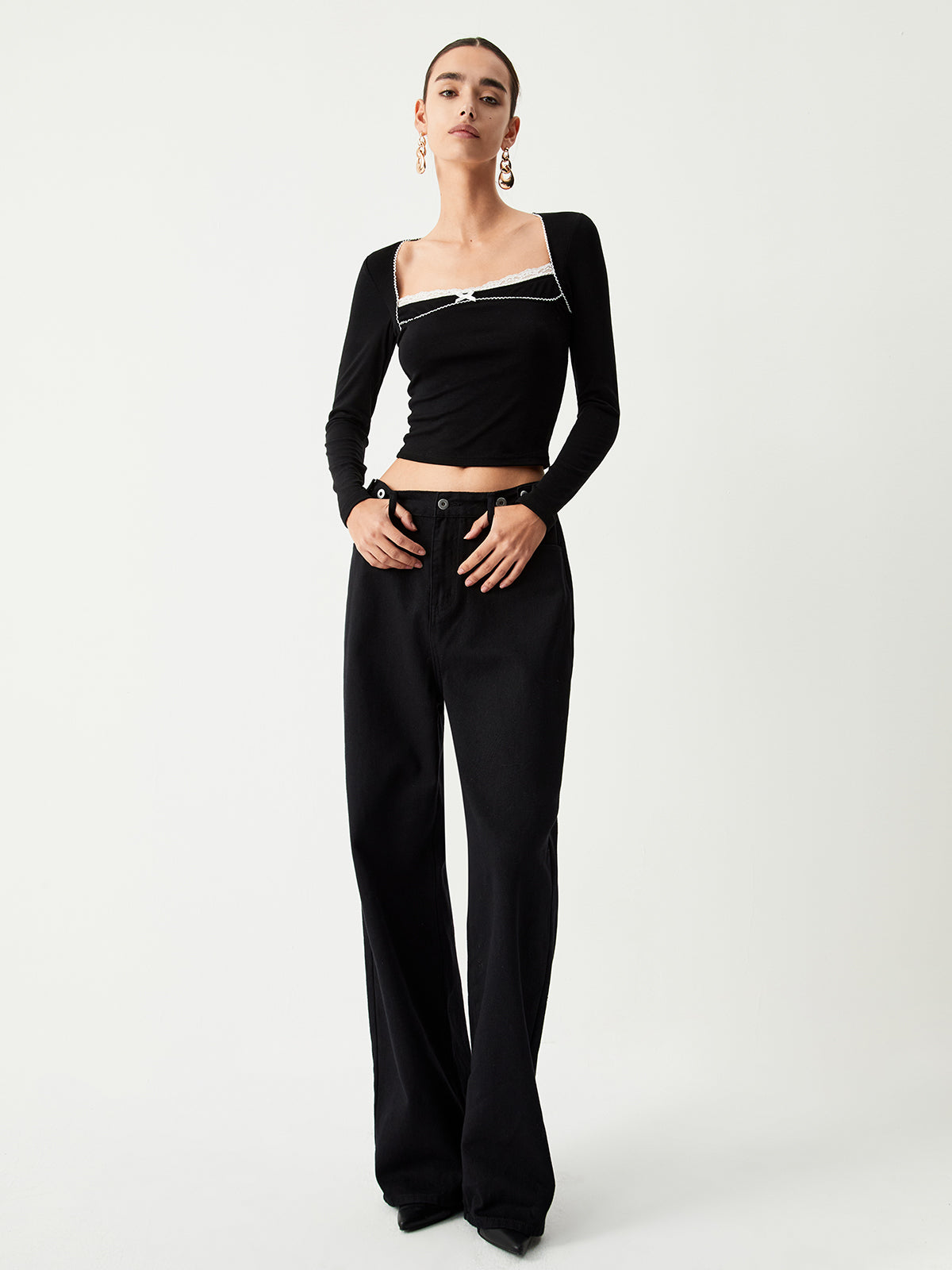 Langärmeliges Oberteil mit Spitze und farblich abgesetztem Saum