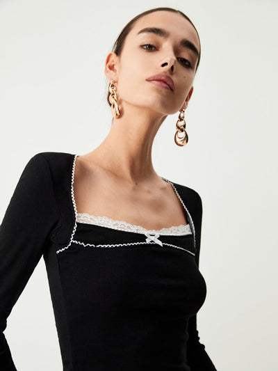 Langärmeliges Oberteil mit Spitze und farblich abgesetztem Saum