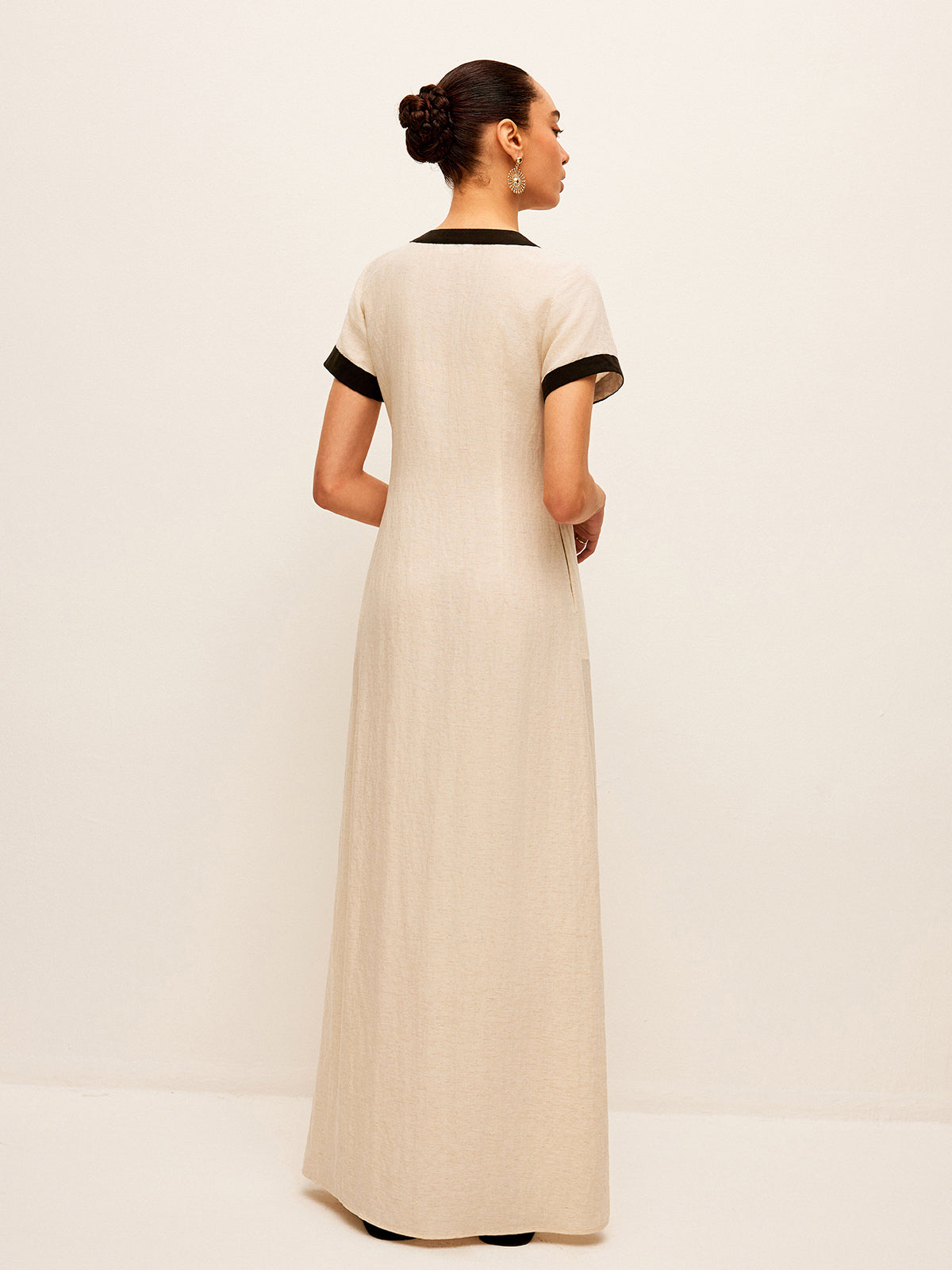 Leinen-Mix Maxikleid mit hohem Schlitz & Kontrastbesatz – Sommerstil