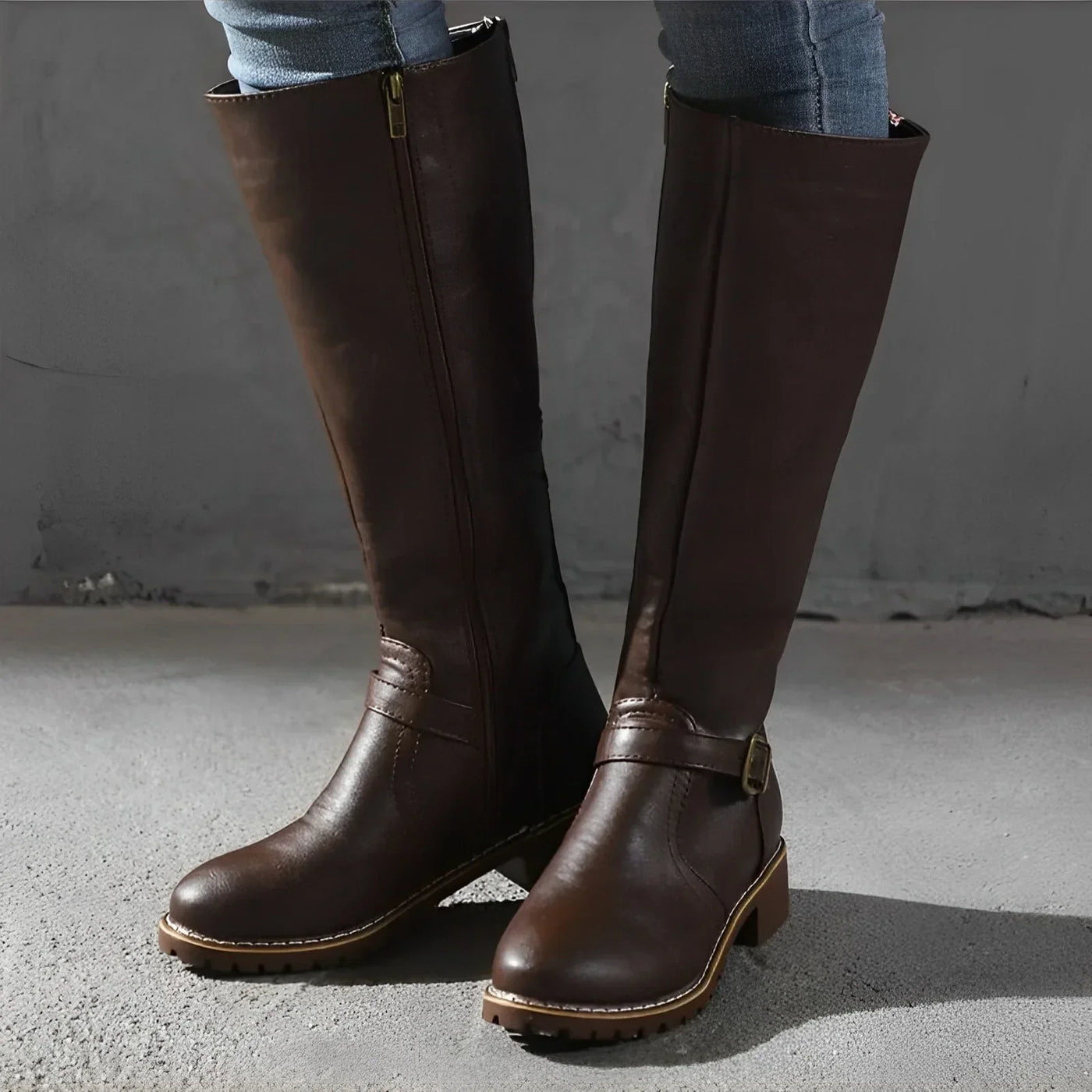 Victoria - Lange Stiefel mit Metallschnalle