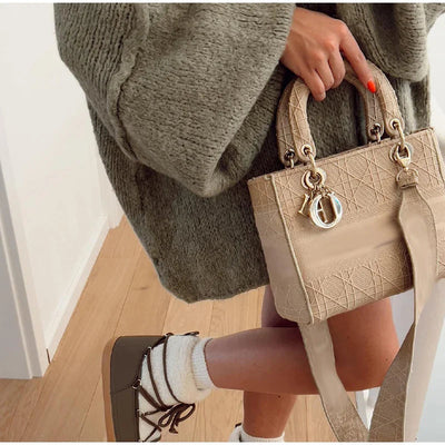 Bequeme Strickjacke mit Geripptem Ausschnitt