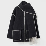 Brynora | Stilvolle Winterjacke mit integriertem Schal in Schwarz und weiß