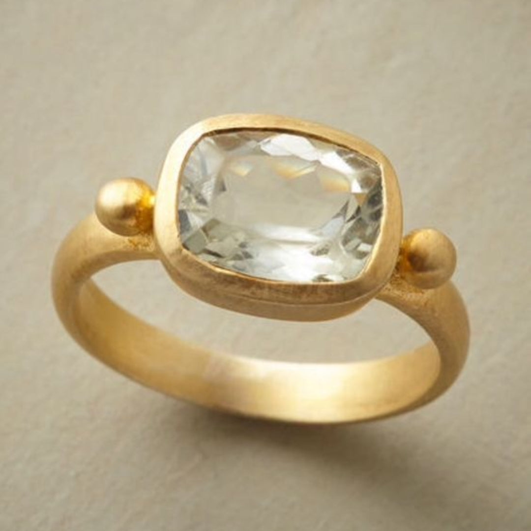 Vintage Goldring mit weißem Kristallglas