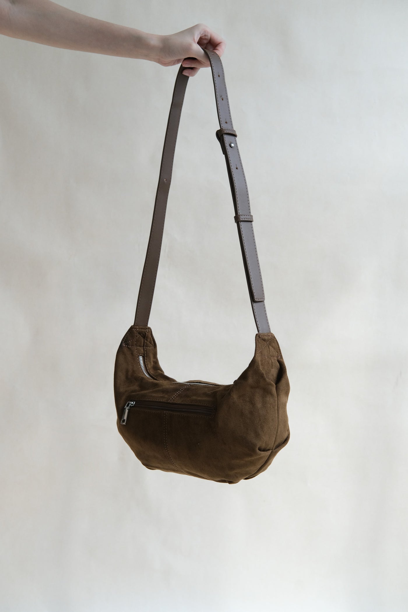 Vintage Schwarze Suedette Dumpling Tasche – Vegane Schultertasche