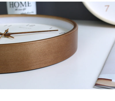 Einfache analoge Wanduhr aus massivem Holz für Zuhause