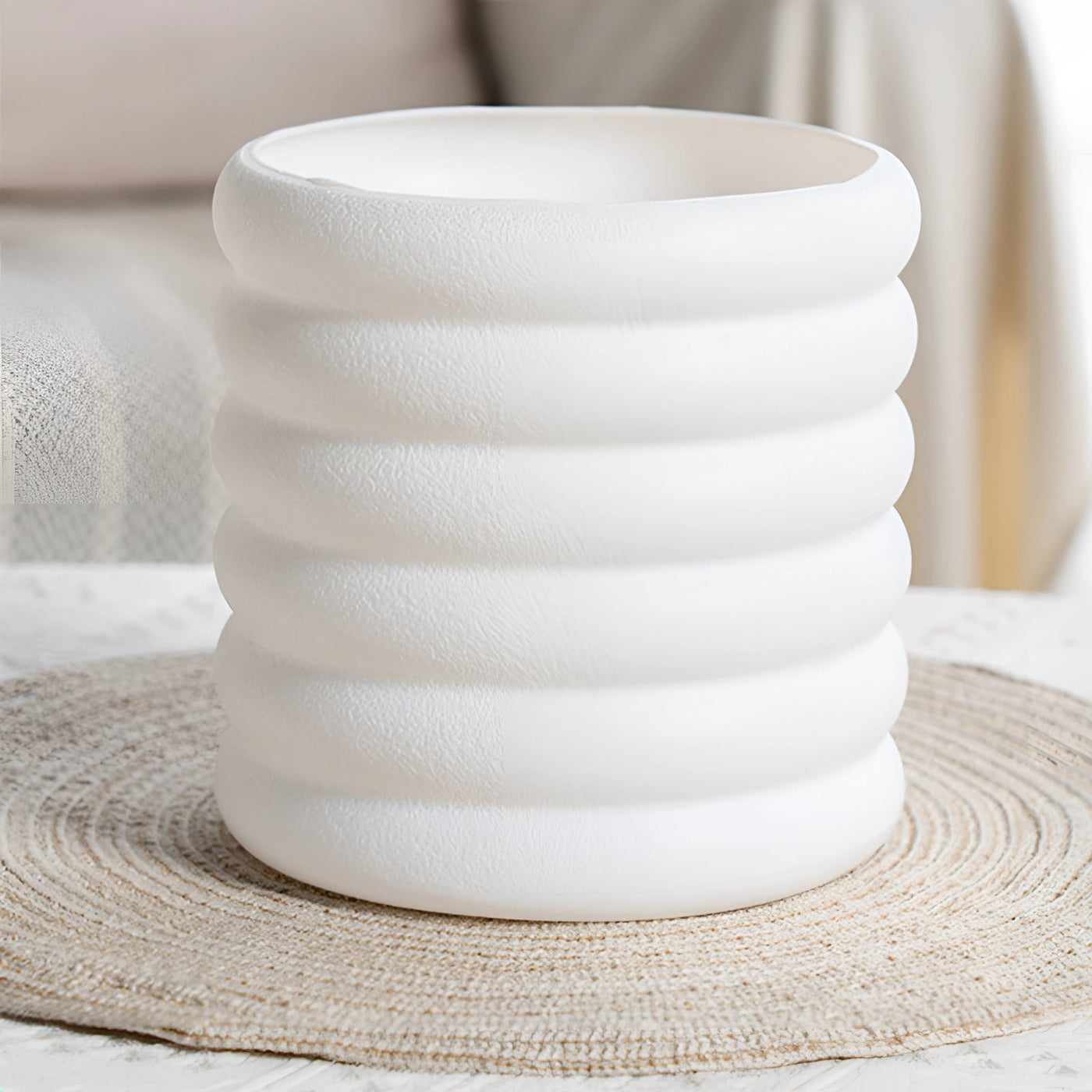 Friedenslilie im weißen Pflanztopf - Luftreinigende Dekoration für Innenräume