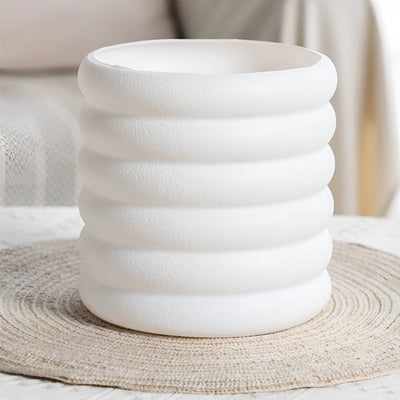 Friedenslilie im weißen Pflanztopf - Luftreinigende Dekoration für Innenräume