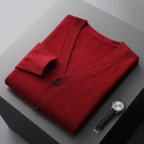 Lucian – Die stilvolle & vielseitige Herren-Strickjacke in Rostrot