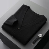 Lucian – Die stilvolle & vielseitige Herren-Strickjacke in Schwarz