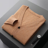 Lucian – Die stilvolle & vielseitige Herren-Strickjacke in Kamelfarbe