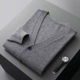 Lucian – Die stilvolle & vielseitige Herren-Strickjacke in Dunkelgrau