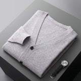 Lucian – Die stilvolle & vielseitige Herren-Strickjacke in Grau