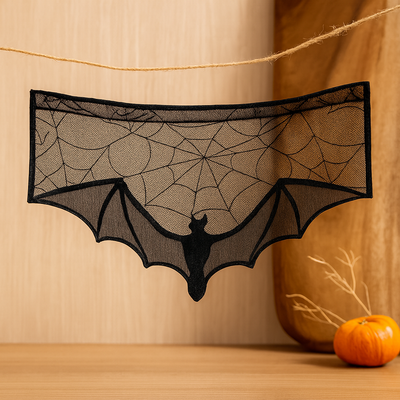 GothicLace Halloween Spitzen-Deko – Schwarzer Überwurf mit Fledermaus & Spinnennetz