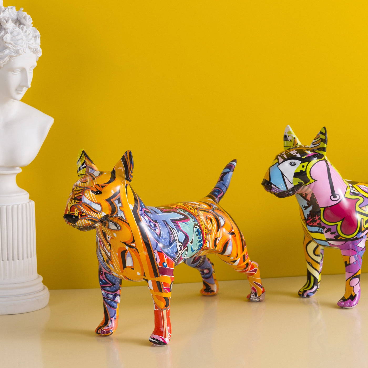 Graffiti bemalte Bullterrier Hund Kunstskulptur