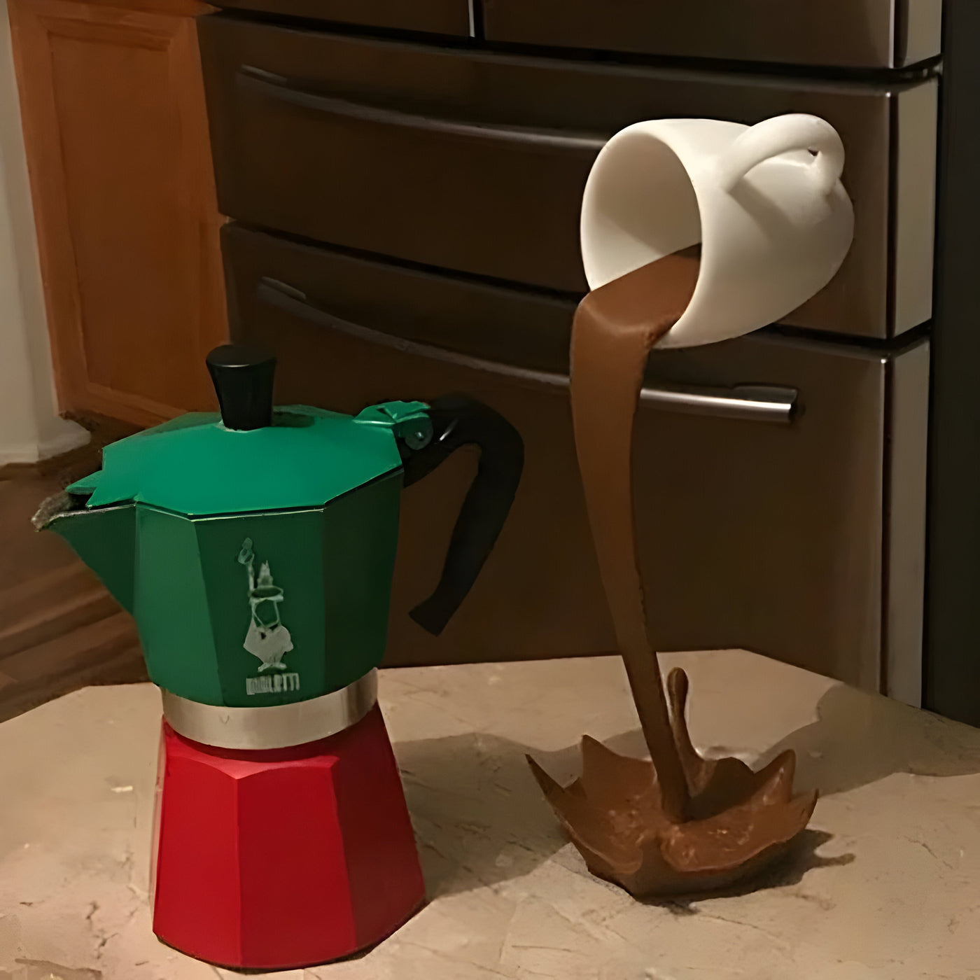 MugSplass Skulptur – Schwebende Kaffeetassen-Kunst