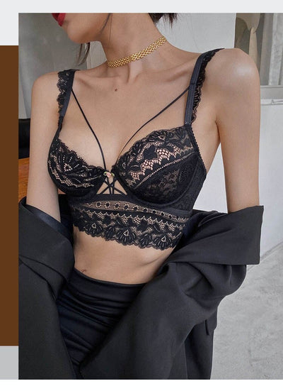 Komplettset aus Spitzen-Bralette und Unterwäsche