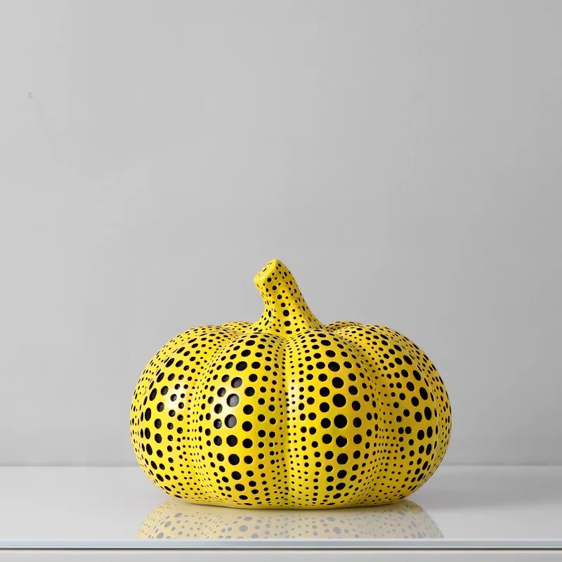 Kusama inspirierte Ornament-Kollektion