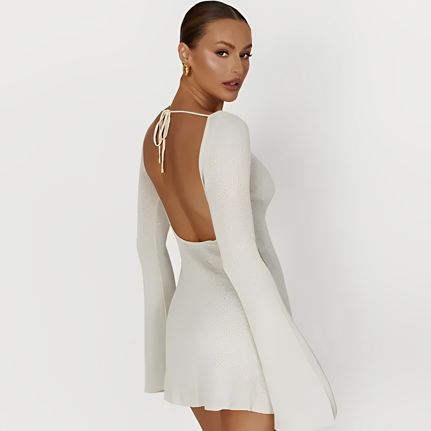 Iris - Rückenfreies Minikleid mit ausgestellten Ärmeln