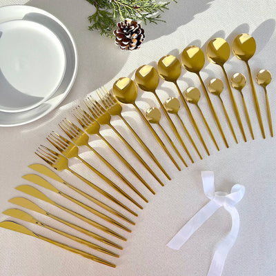 Minimalistisches Goldenes Besteckset