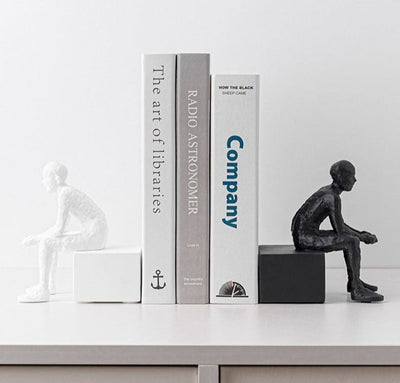 Moderne abstrakte Skulptur: Sitzen und Beobachten