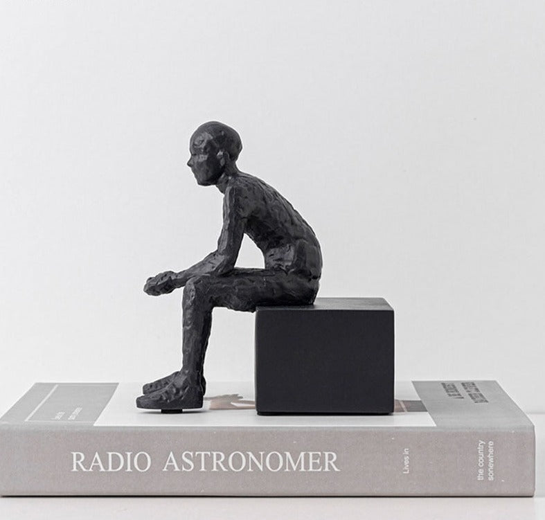 Moderne abstrakte Skulptur: Sitzen und Beobachten