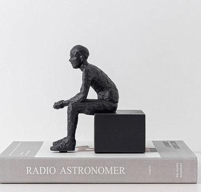 Moderne abstrakte Skulptur: Sitzen und Beobachten