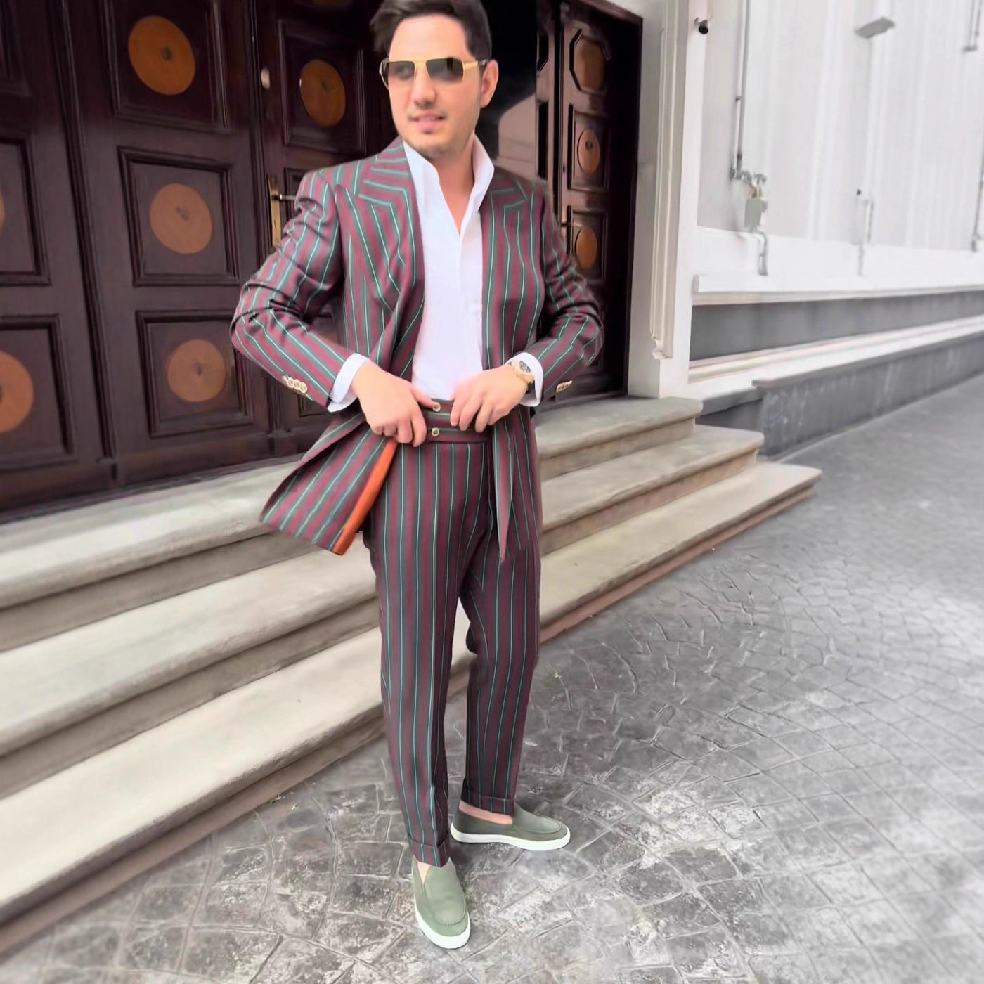 Herren eleganter Zweireiher-Anzug mit feinem Streifenmuster Aliams