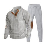 Herren nan strukturiertes Strick-Loungewear-Set mit halber Knopfleiste, kontrastreichen Ellbogenpatches und elastischem Tunnelzug-Jogger Drune in Hellgrau